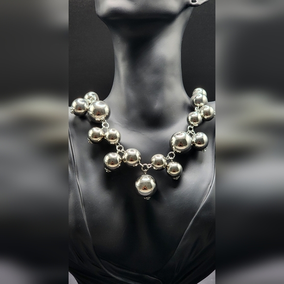 Elegant Silver Beaded Necklace - Picture 3 of 3